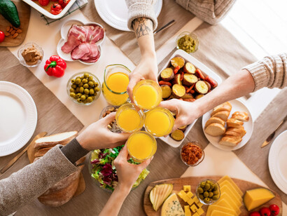 Brindis con jugo de naranja. Una dieta saludable apoya a la salud hormonal, emocional y espiritual