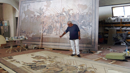 Saturno Carnoli nei laboratori del CISIM di Lido Adriano durante la realizzazione della copia