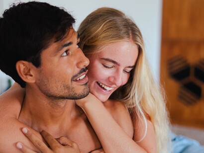 Mulher abraçando um homem sem camisa