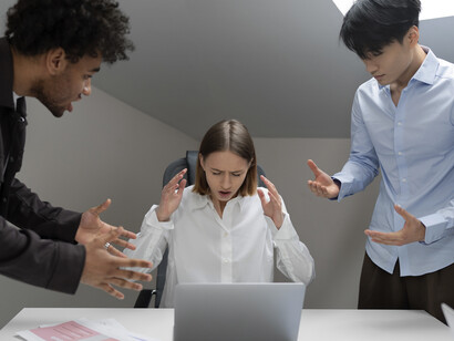 Les affrontements et le manque d’empathie dans l’environnement de travail reflètent la nécessité d’un changement vers un leadership plus humain et respectueux