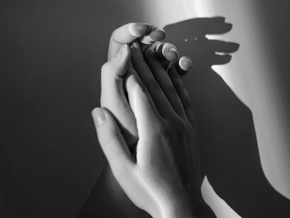 Mãos dadas. A noite aninhara-se nas palavras e no perfume que ainda pairava naquela manhã em que te esgueiraste, vestígio do que fomos, sombra que se recusava a dissipar