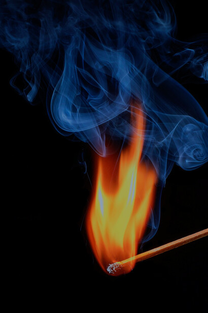 Fiammifero. Scopri il labirinto di emozioni e motivazioni che tormentano il protagonista, mentre si trova intrappolato tra il suo desiderio di bene e la sua caduta nel male