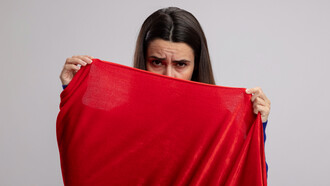 Las red flags, que en principio deberían ayudarnos a protegernos de vínculos dañinos, a menudo terminan funcionando como excusas para repetir los mismos errores y evitar lo desconocido