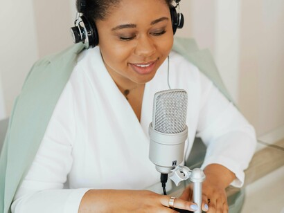 Dubladora. A dublagem, uma arte essencial para a democratização do acesso ao conteúdo audiovisual em diferentes línguas, está vivendo um momento de profunda transformação impulsionada pela inteligência artificial (IA). Recentemente, o tema de “a dublagem vai acabar?” tornou-se praticamente onipresente entre os profissionais e fãs da área, mobilizando debates que envolvem desde aspectos técnicos e econômicos até questões culturais e jurídicas



