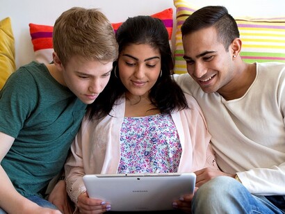 Jóvenes suecos estudiando