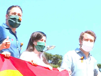 Los dirigentes de Vox en el autobús desde el que saludan a su parroquia en la manifestación del mes pasado