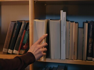Al llegar a la contemporaneidad y alcanzar una madurez particular que supera la constante obsesión por la autodefinición, el arte escrito mantiene viva una sensibilidad plural y heterogénea, capaz de seguir creando a la orilla de la esperanza y retroalimentarse del encuentro y conflicto de su historia