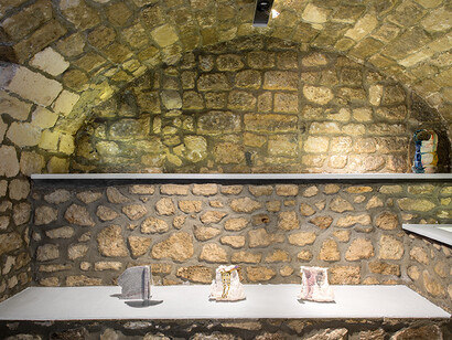 Ulrika Strömbäck, Stratification, 2014, Faïence fine émaillée, 21,6 x 22,9 x 8 cm. Retrogression, 2014, Faïence fine émaillée, 19,1 x 24,1 x 22,9 cm. Daze, 2014, Faïence fine émaillée, 17,8 x 22,9 x 20,3 cm