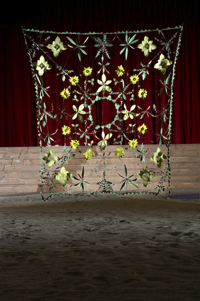 Con lievi mani - Stelle, 2008. Stoffa ritagliata e cucita 180 x 180 cm. Realizzazione: Debora Domenichelli Courtesy: the artist and Galleria Continua, San Gimignano / Beijing / Les Moulins Photo by Ela Bialkowska