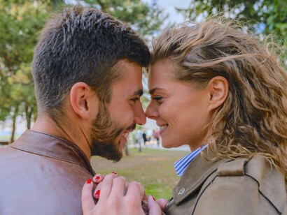 Casal se olhando com amor