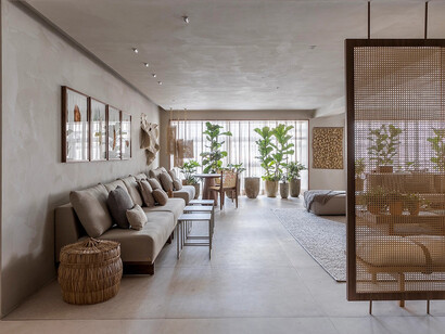 Alinhada à proposta Corpo e Morada da CASACOR 2023, a arquiteta Isabella Nalon propõe um espaço integrativo com o convite a desacelerar. Foto Rafael Renzo/Casacor 
