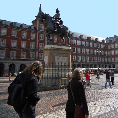 Visite os Jardines de Sabatini e o Palácio Real de Madrid em uma caminhada agradável, aproveitando ao máximo sua curta estadia.  Foto no pátio da Plaza Mayor de Madrid