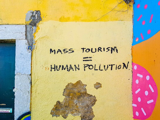 Il turismo di massa può trasformare le località più attrattive in luoghi congestionati, sottoponendo ambiente, patrimonio e comunità locali a una pressione difficilmente sostenibile