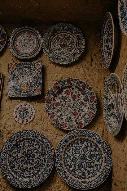 Adorning the wall, ceramic plates adorned with mesmerizing marbling art evoke the essence of Orientalism, showcasing the intricate beauty and cultural richness of a time-honored craft