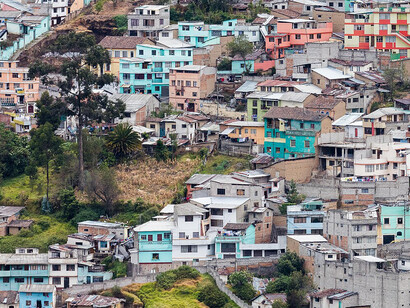 El Panecillo, nombre original Yavirac, es un cerro de origen volcánico de 200 metros de altura, con suelo de loess, ubicado entre el sur y el centro de Quito. Su cima se encuentra a 3016 metros sobre el nivel del mar. En su  cima había un templo donde los indígenas veneraban al sol hasta que fue destruido por los conquistadores españoles. Vista de Quito desde Yavirac. Ecuador