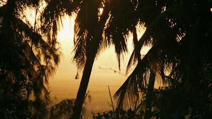 Paisagem de Tofo, Moçambique - fotografia de David Rodrigues. Era um dia solarengo de Inverno, um frio que só acompanhava as sombras que Justino contornava alimentando-se do sol – não tinha mais que 11 anos, naquela altura