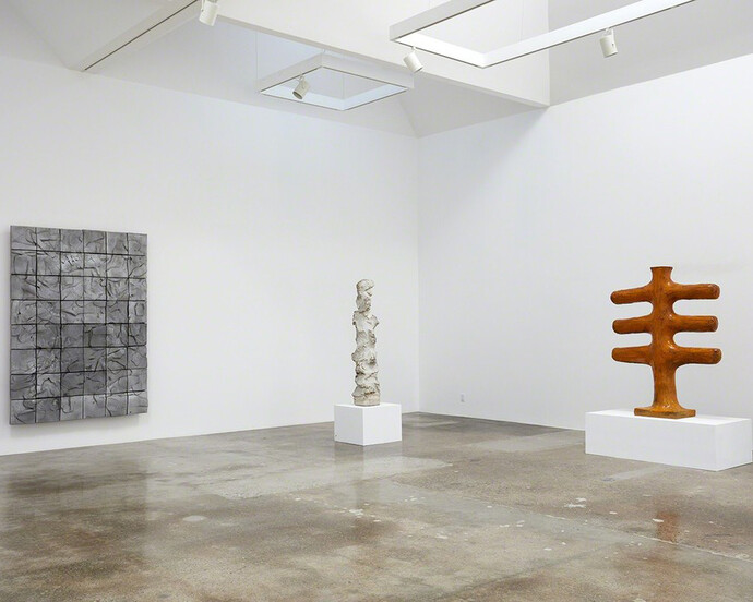 Sculpture 1958-1964, Exhibition view. Courtesy of Kayne Griffin Corcoran