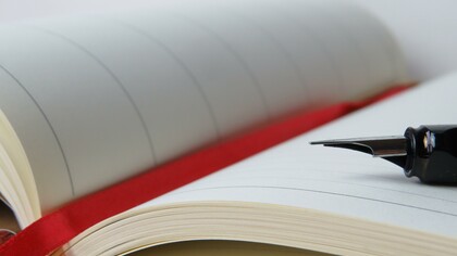 Marcação de página de uma agenda e uma caneta