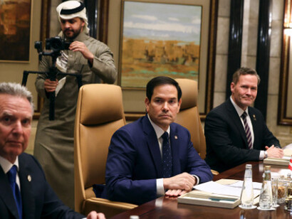 Arabia Saudí, junto con otras naciones del Golfo, ha buscado mantener una postura diplomática equilibrada, estableciendo relaciones con ambos bandos. Marzo 2025, Riad, Arabia Saudita