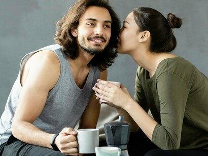 Casal troca confidências. O argumento de autoridade consiste em se recorrer ao testemunho de alguém para justificar um ponto de vista


