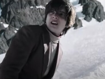 Matías Recalt, in una scena del film, interpreta Roberto Canessa. "La società della neve" offre una profonda riflessione sul significato della vita e della morte, mostrando come l'istinto di sopravvivenza possa portare gli esseri umani a superare l'inimmaginabile
