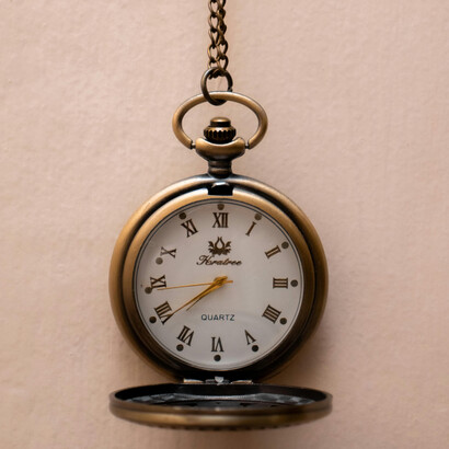 Descubra como a escrita humana evoluiu, da caverna às páginas modernas, nesta fascinante exploração literária