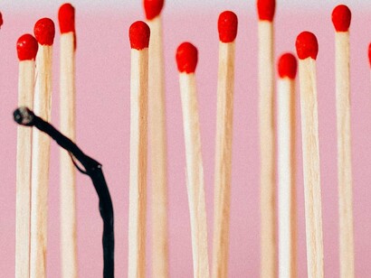 No Brasil, ainda estamos engatinhando. Mas algumas instituições já estão se movendo. Hospitais universitários têm criado núcleos de escuta ativa. Secretarias municipais de saúde começam a mapear dados sobre adoecimento profissional. Ainda é pouco, mas é um começo