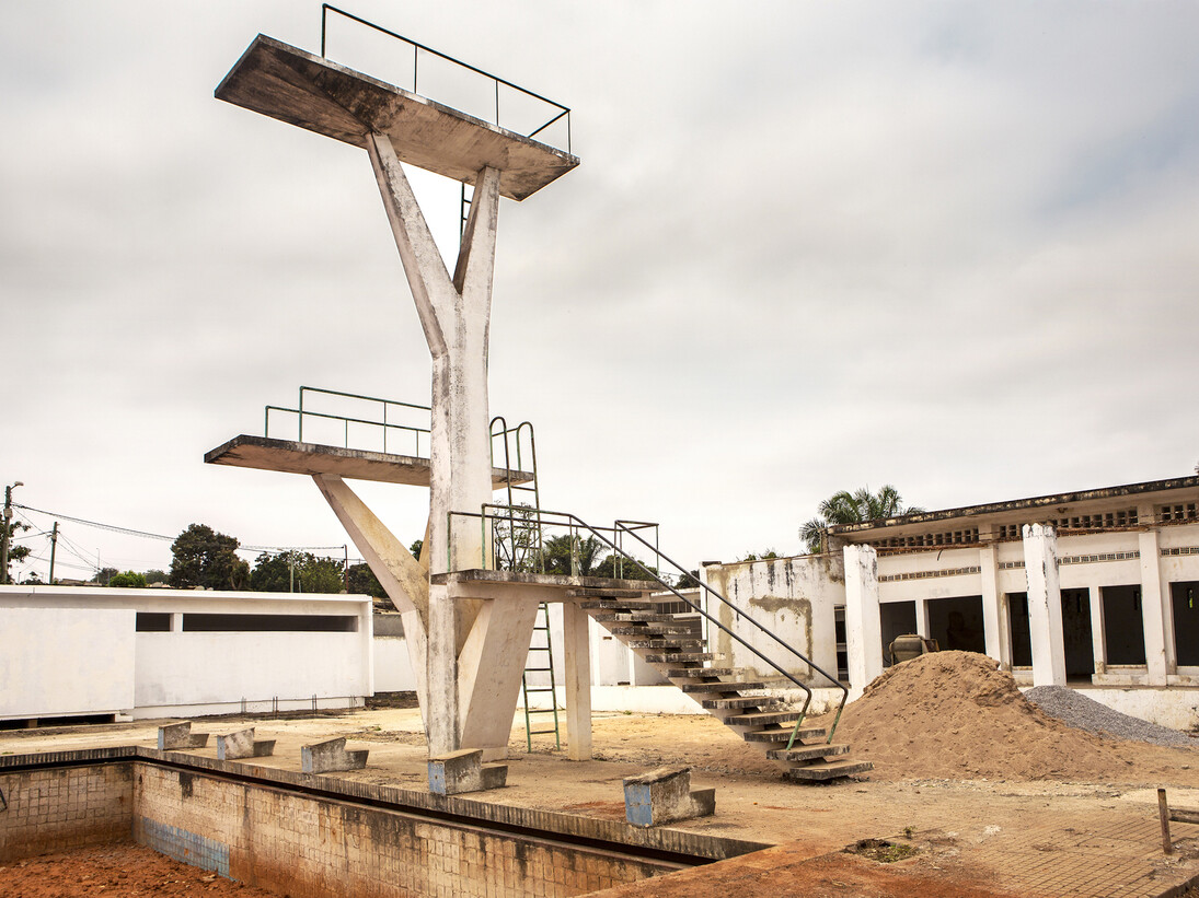 Mónica de Miranda, Swimming pool, 2017, inkjet print, 50 x 35 cm. Copyright the artist, Courtesy Tyburn Gallery
