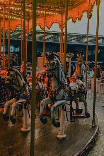 "Siamo la continua domanda / e mai la sicura affermazione / di ciò che siamo"