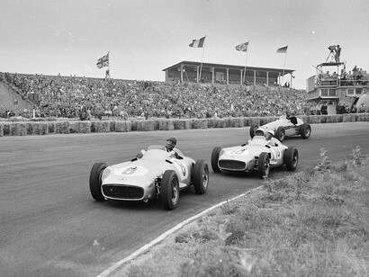 Gran Premio de Holanda, Zandvoort. Al frente J. M. Fangio en Mercedes (eventual ganador), detrás de él su compañero de equipo, Stirling Moss. 19 de junio de 1955