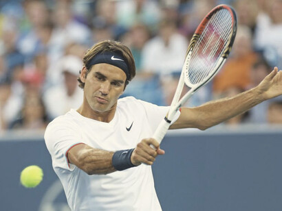 Roger Federer realizando una volea de revés