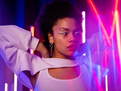 E o primeiro ano no curso de Letras foi uma baita explosão de cultura com contos, artigos, filmes e música. Daí para frente, me tornei uma verdadeira bairrista com a nossa cultura: não trocaria por nada nossa arte! Isso sem falar em pequenos elementos e costumes do nosso dia a dia, como um belo filtro de barro, Havaianas, tomar café mesmo em dias de calor agudo e aquela cervejinha gelada mesmo em dias mais frios (ambas as bebidas no famigerado copo americano), além de guardar meio limão na porta da geladeira junto a uma pilha e um super-bonder