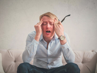 Hay agotamiento y cansancio constante en el sujeto, debido a que todo el tiempo está enfocando su atención en producir