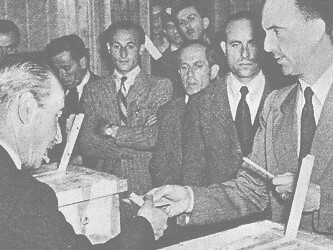 2 giugno 1946, Umberto di Savoia mentre vota per il referendum Monarchia o Repubblica