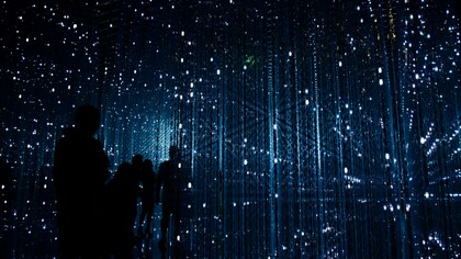 Connessione. Ogni contatto umano schivato/evitato è un’occasione persa per provare un’emozione, per comunicare senza parole, per avvicinare la nostra anima a quella dell’interlocutore. Nessuno esiste da solo, nessuno è un’isola. Senza gli altri moriamo, senza connessione umana e soprattutto emotiva non accadiamo