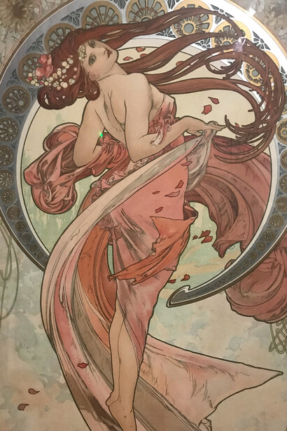 Alphonse Mucha. Les nobles fleurs, enlacées aux courbes harmonieuses des femmes, si caractéristiques de la Belle Époque, sont sa marque de fabrique