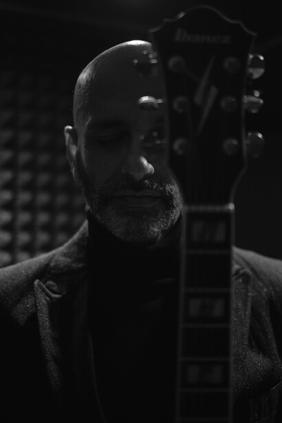 Paolo Sala. Il percorso musicale di Paolo Sala, dalla sua formazione jazz alla sua ricerca nel mondo della chitarra classica, influenzando la sua composizione artistica