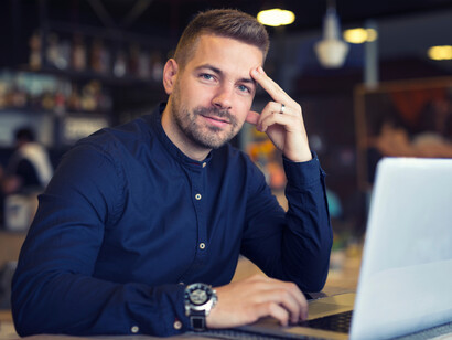 Representação de Jan Van Bat. Perguntou certa vez um alto funcionário público, ao nosso já conhecido personagem de outrora, o Jan van Bat, aquele luso-holandês - ou será ítalo!?