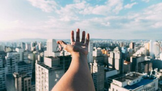 Abrigar centenas, milhares, milhões de pessoas que dormem, acordam, que vivem correndo atrás do seu sonho pessoal, profissional, de trabalho, de conquistas é o espírito da cidade. Certa vez, num debate sobre o limite de velocidade nas marginais Tietê e Pinheiros, ouvi de um paulistano “São Paulo tem pressa!”. A frase foi dita com uma certa arrogância e ar de superioridade para se referir que a cidade é rica, pois tem pressa em seguir produzindo riqueza. Na realidade talvez ele não entendesse que a cidade é rica em consequência do seu espírito incansável de trabalhador, seja você o faxineiro, o gerente ou o empresário, todos possuem um espírito voltado para a produção, um “espírito operário” e, este espírito parece aproximar a todos, parece refletir a grande alma da cidade...