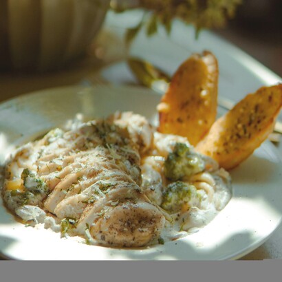 Mito: ogni piatto italiano ha aglio e parmigiano. Realtà: molte ricette non prevedono affatto aglio o parmigiano. Per esempio, il pesce non si serve mai col formaggio