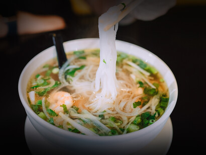 Phở: la forma de servirlo es especial. No se sirve «terminado», sino que el comensal es quien lo adapta a su gusto