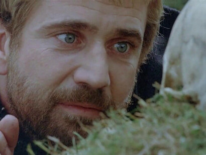 Amleto, film di Franco Zeffirelli, (1990), scena dal film. Guardare la scena di un attore, seguire quell’istante che lo separa dal palcoscenico.
Cosa dirà? Cosa farà? E soprattutto cosa sentirà?