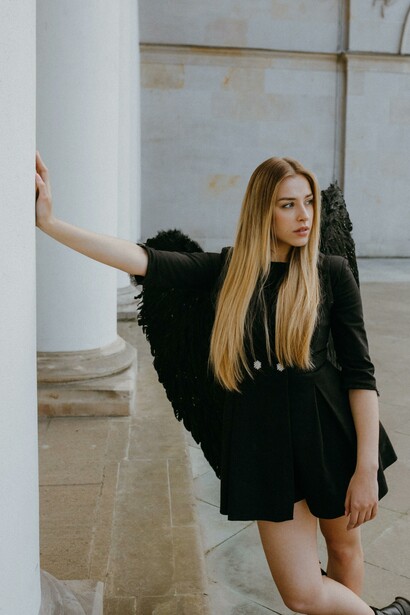 Um anjo preto de pé