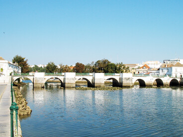 La temperatura es ideal, corre aire, pero sale un sol radiante. Puente Antiguo (Puente Romano) sobre el río Golao, Tavira, Algarve, Portugal