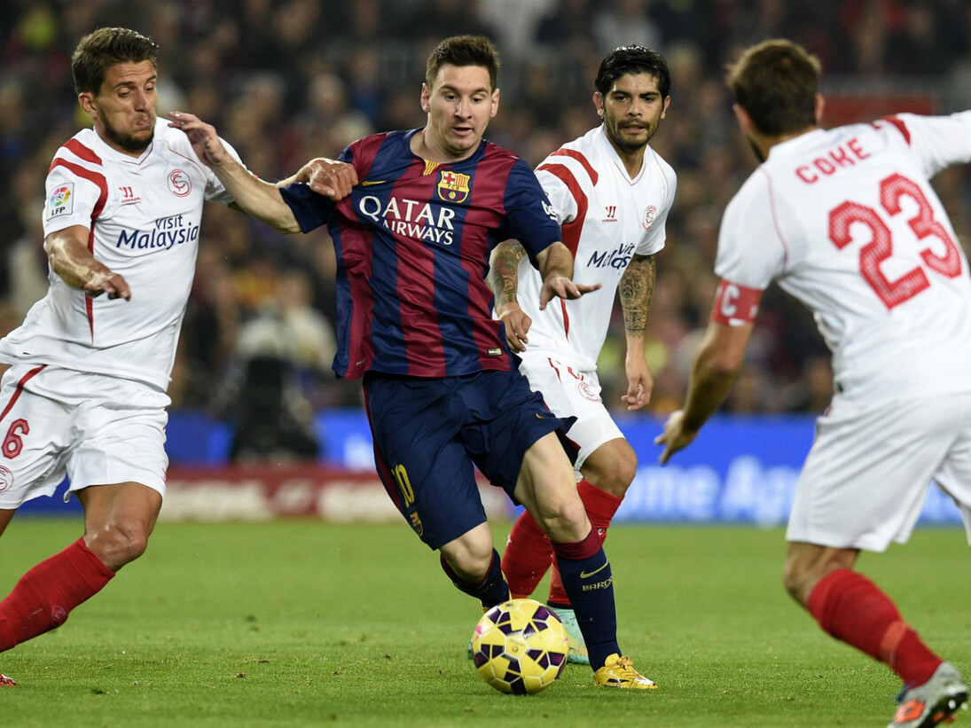 Messi regatea a varios defensores del Sevilla FC