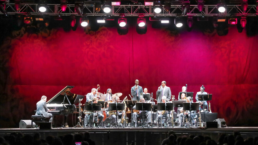 La Jazz at Lincoln Center Orchestra junto a Wynton Marsalis durante su actuación en el festival las Noches del Botánico en Madrid. Foto: Víctor Moreno