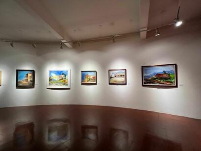 La muestra reúne óleos y murales que evidencian la relación entre el paisaje, la memoria cultural y las referencias a las cosmovisiones mesoamericanas presentes en la obra tardía del artista