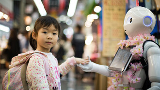 Criança interage com robô programado por inteligência artificial que desempenha o papel de zeladera da escola