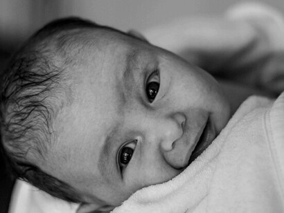 Saiba mais sobre os atos de fala performativos, conforme analisados pelo filósofo John Langshaw Austin, e como eles se aplicam em situações do cotidiano