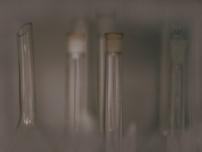 Tubos de ensaio. Quando a população valoriza a ciência, cria-se um ciclo positivo em que mais jovens se interessam pela carreira científica e a sociedade, como um todo, se torna mais inovadora e competitiva.